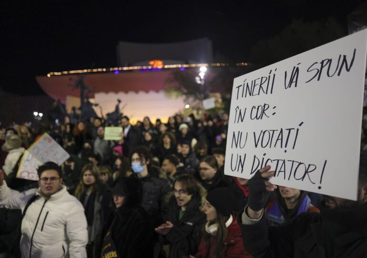 „Alertă, alertă, alertă antifascistă…” Reacții în stradă după rezultatul alegerilor prezidențiale